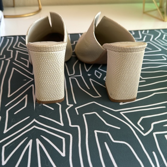 Coconuts by Matisse pointed toe mules - Picture 3 of 4